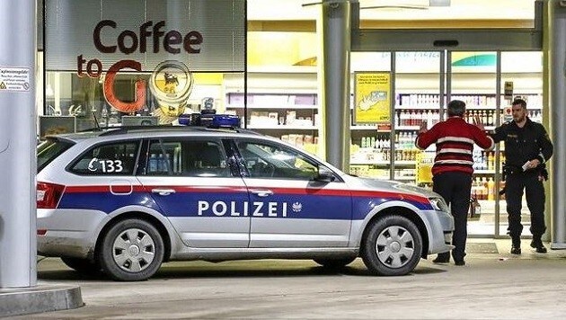 Die Polizisten nach dem Überfall vor der Eni-Tankstelle in Puch (Bild: Markus Tschepp)