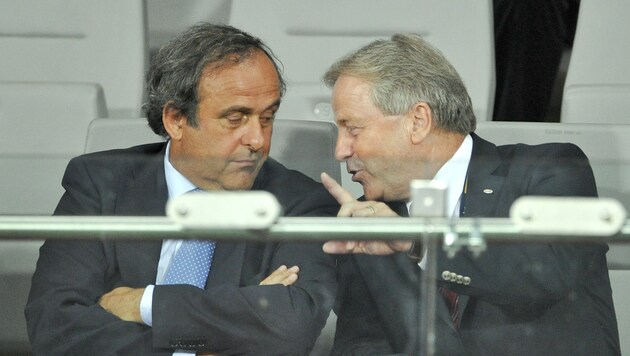 Michel Platini und Leo Windtner (Bild: APA/HERBERT NEUBAUER)