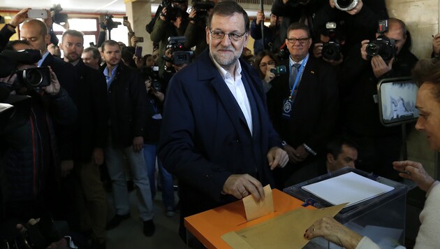 Ministerpräsident Mariano Rajoy bei der Stimmabgabe (Bild: AP)