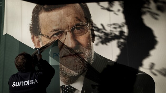 Spaniens Ministerpräsident Mariano Rajoy steht nach den Parlamentswahlen plötzlich ohne Mehrheit da. (Bild: AP)