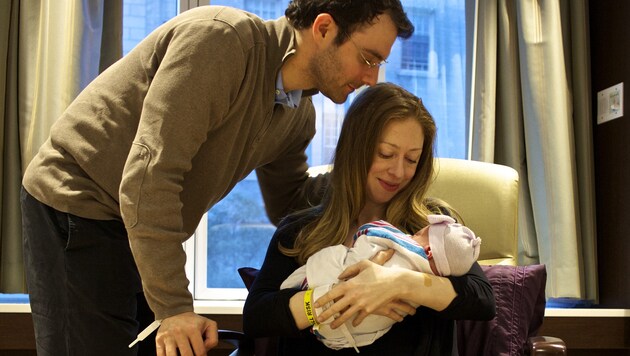 Chelsea Clinton und Marc Mezvinsky nach der Geburt ihrer ersten Tochter Charlotte (Bild: AP)