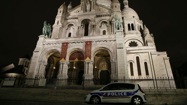 Ein Polizeiwagen parkt vor der Sacre-Coeur de Montmatre in Paris. (Bild: PK)