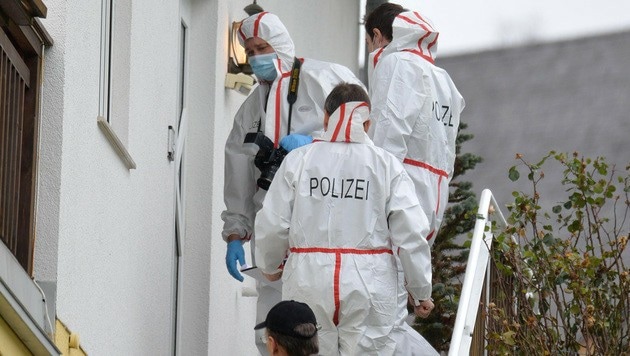 Die Tatortermittler sichern Spuren nach dem Messermord in der Wohnung in Mühlbachl. (Bild: APA/DANIEL LIEBL)