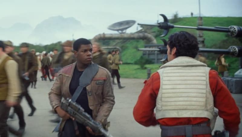 John Boyega (li.) in „Star Wars - Das Erwachen der Macht" (Bild: Walt Disney Studios)