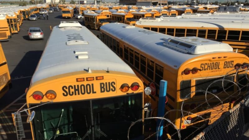 Nach der Schließung aller Schulen in Los Angeles verkehrten auch die Schulbusse nicht mehr. (Bild: AP)