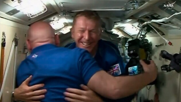 Tim Peake (rechts) wird von Scott Kelly auf der ISS empfangen. (Bild: NASA)