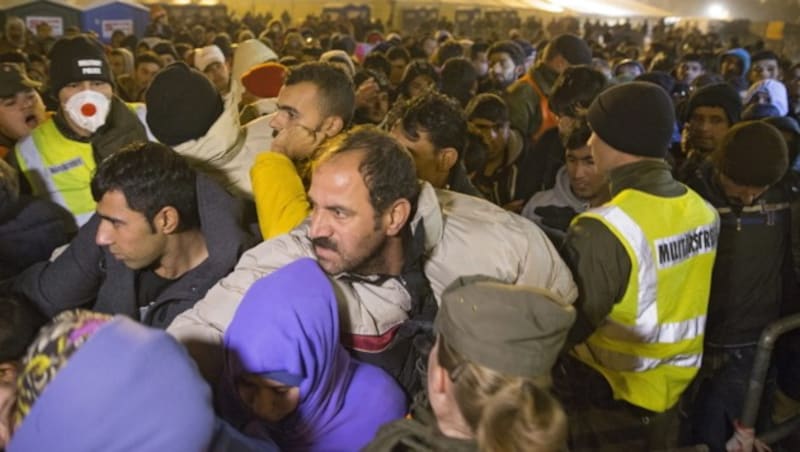 Flüchtlinge am Grenzübergang Spielfeld (Bild: APA/EPA/ERWIN SCHERIAU)