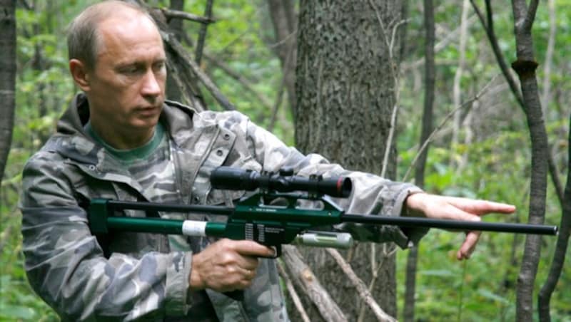 Der Schütze Wladimir Putin mit einem Betäubungsgewehr (Bild: AP)