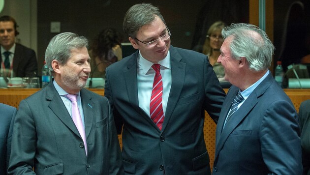 Johannes Hahn (links), Aleksandar Vucic und der luxemburgische Außenminister Jean Asselborn (Bild: APA/EPA/STEPHANIE LECOCQ)