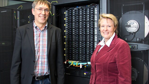 Sabine Schindler und Alexander Ostermann freuen sich über den neuen Supercomputer an der Uni. (Bild: Uni Innsbruck)