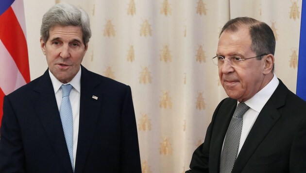 Außenminister-Treffen in Moskau: Kerry (li.) und Lawrow (Bild: APA/EPA/YURI KOCHETKOV)