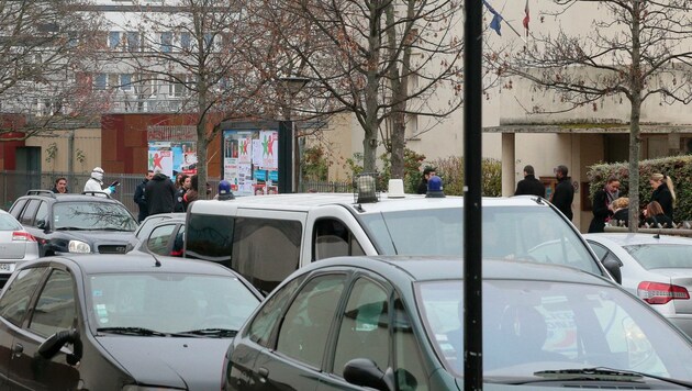 Polizei vor dem Eingang zum Kindergarten im Pariser Vorort Aubervilliers (Bild: APA/AFP/JACQUES DEMARTHON)