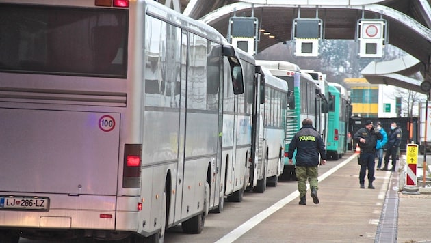 Acht Busse mit je 50 Personen erreichen jeden Tag den Grenzübergang Karawankentunnel in Kärnten (Bild: Hannes Wallner)