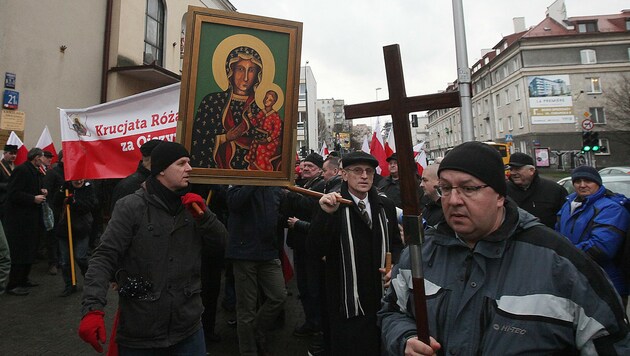 Die Teilnehmer der rechtskatholischen Kundgebung in Warschau (Bild: AP)