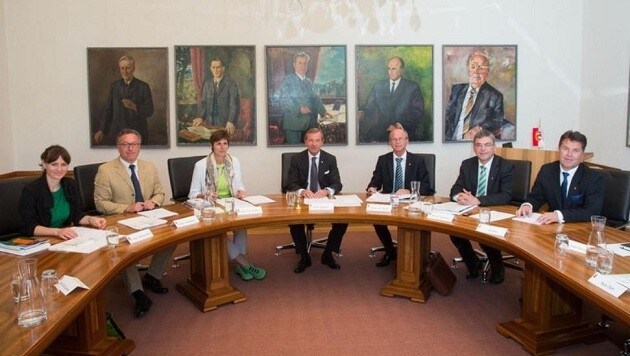 Hier im Regierungszimmer findet die Aussprache statt. Vor allem Landesrat Schwaiger fordert Härte. (Bild: Franz Neumayr/MMV)