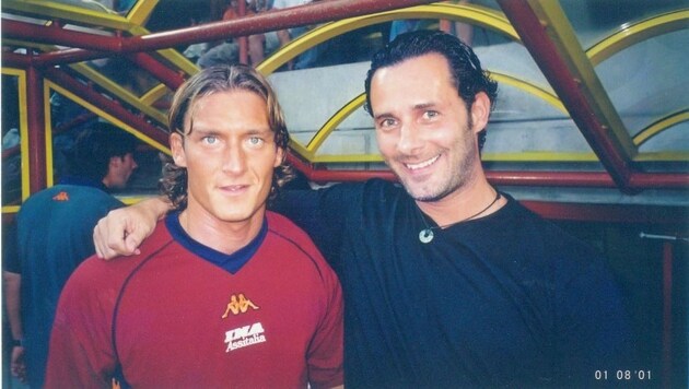 Sportredakteur Albert Kurka mit dem italienischen Fußballstar Francesco Totti - im Jahr 2001. (Bild: Albert Kurka)