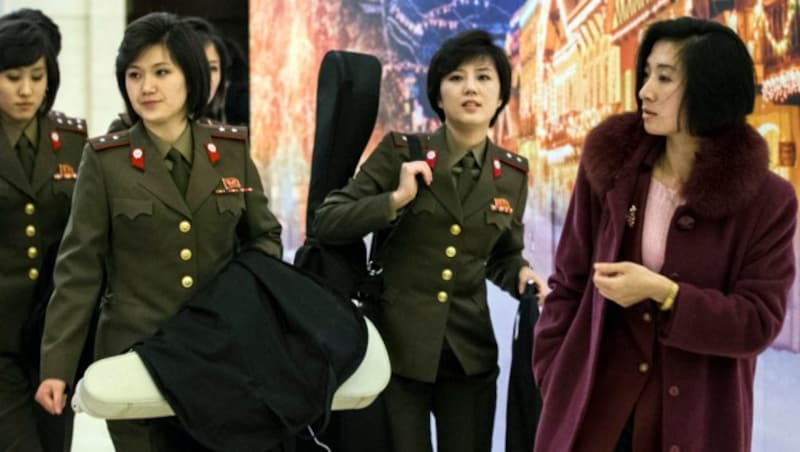 Die Mitglieder der Frauen-Band bei ihrer Ankunft in China (Bild: AP)