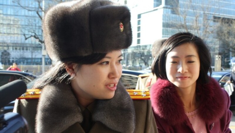 Hyon Song Wol (links) wird als Bandleader und ehemalige Freundin Kims beschrieben. (Bild: APA/EPA/STRINGER)