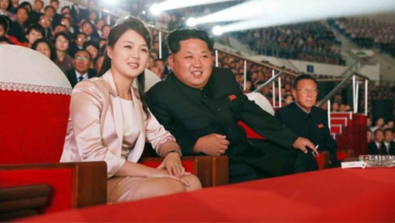 Diktator Kim und Ehefrau Ri Sol Ju bei einem Konzert der Frauen-Pop-Band (Bild: APA/EPA/Rodong Sinmun)