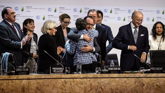 Jubel bei den Teilnehmern der Klimakonferenz (Bild: APA/EPA/CHRISTOPHE PETIT TESSON)
