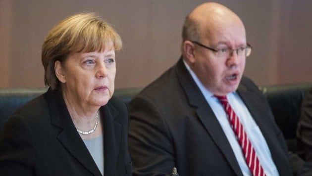 Kanzleramtsminister Peter Altmaier mit Angela Merkel (Bild: AFP)