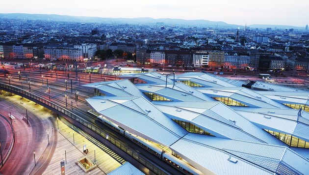 Das spektakuläre Rautendach aus Stahl und Glas macht den Wiener Hauptbahnhof unverwechselbar. (Bild: ©Philipp Horak fuer OEBB)