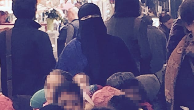 Der Naschmarkt-Ausflug einer islamischen Kindergartengruppe mit Begleiterin im Niqab (Bild: "Krone")