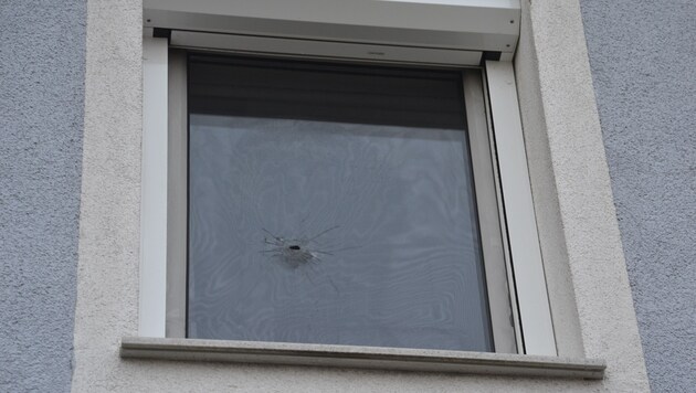 Das Einschussloch in der Fensterscheibe (Bild: Heinz Weeber)