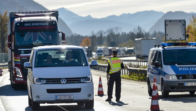 Die Grenzkontrollen bei Kiefersfelden verliefen bisher nur einspurig. (Bild: AFP)