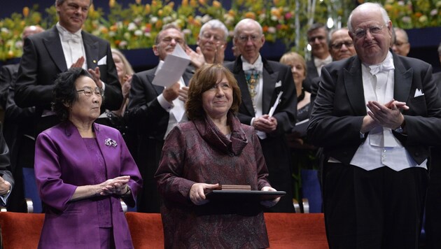 Die Nobelpreis-Täger Youyou Tu (links) Swetlana Alexijewitsch und Angus Deaton (rechts) (Bild: AP/Jonas Ekstromer)