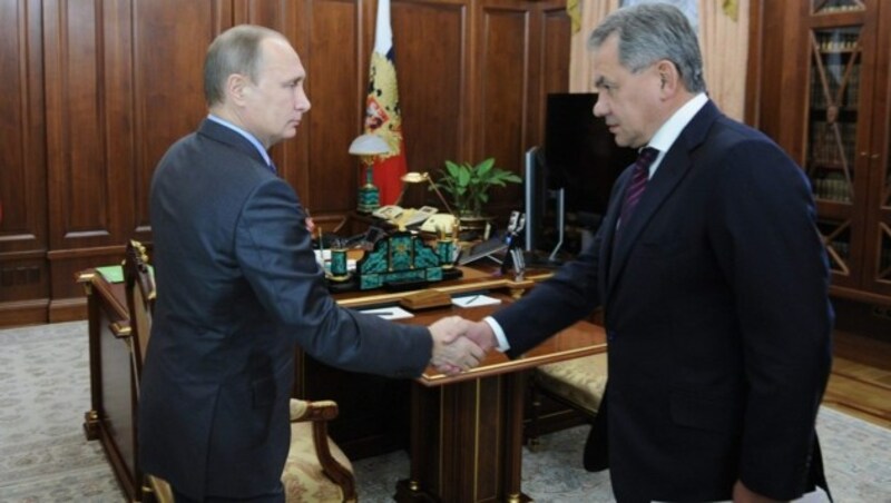 Putin mit Verteidigungsminister Sergei Schoigu (Bild: AFP)