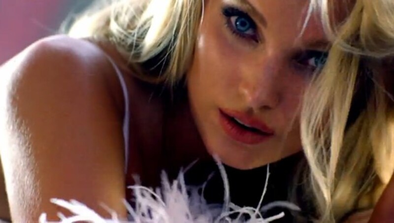 Die Model-Engel senden (be)sinnliche Weihnachtsgrüße im sexy Dessous-Clip von Victoria's Secret. (Bild: YouTube.com)