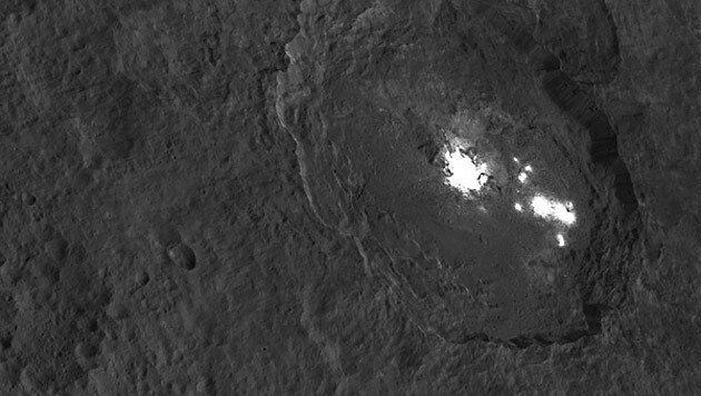 Helle Flecken im Occator-Krater auf Ceres (Bild: NASA)