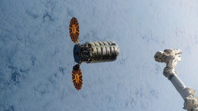 "Cygnus" bei der Annäherung an die ISS (rechts der "Canadarm2") (Bild: NASA/Scott Kelly)