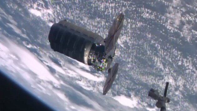 "Cygnus" kurz vor dem Andocken an der ISS (Bild: NASA TV)