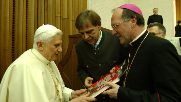 Beeindruckend: Fritz Kimeswenger (Mitte) mit Bischof Dr. Alois Schwarz bei Papst Benedikt XVI. (Bild: KRONEN ZEITUNG)