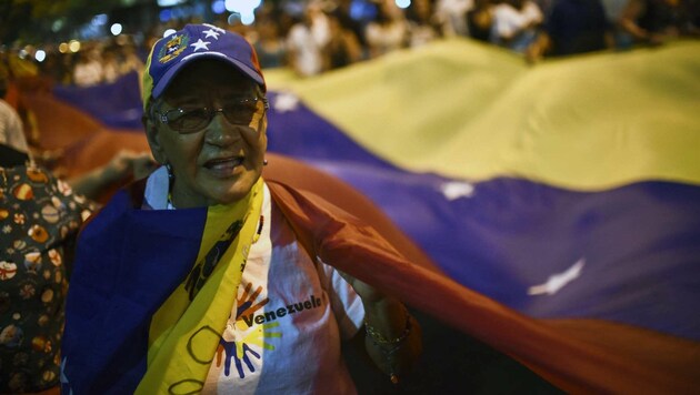 Ein Anhänger der Opposition freut sich über den Wahlsieg (Bild: APA/AFP/Juan Barreto)