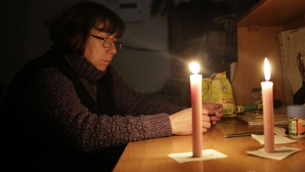 Die Stromversorgung aus Russland reichte zuletzt nur für ein paar Stunden, Kerzen waren notwendig. (Bild: APA/AFP/MAX VETROV)