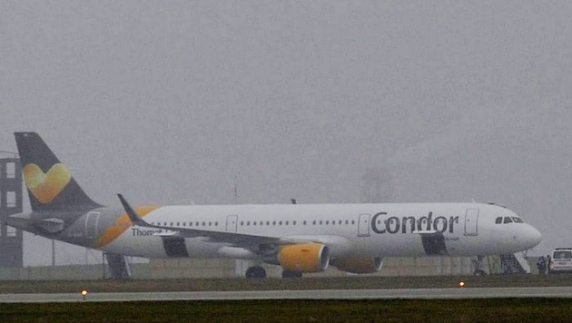 Der Condor-Jet am Liszt Ferenc International Airport (Bild: APA/EPA/Zoltan Mihadak)