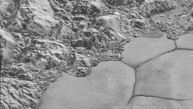 Die bergige Küstenlinie des Sputnik Planum und große Blöcke von Wassereis (rechts) (Bild: NASA/JHUAPL/SwRI)