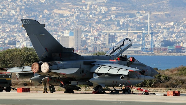 Grünes Licht vom Parlament: Britische Kampfjets fliegen nun Einsätze gegen den IS in Syrien. (Bild: APA/AFP/Yiannis Kourtoglou)