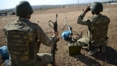 Nach mehreren Luftangriffen soll nun eine türkische Bodenoffensive in Syrien angerollt sein. (Bild: APA/AFP/BULENT KILIC)