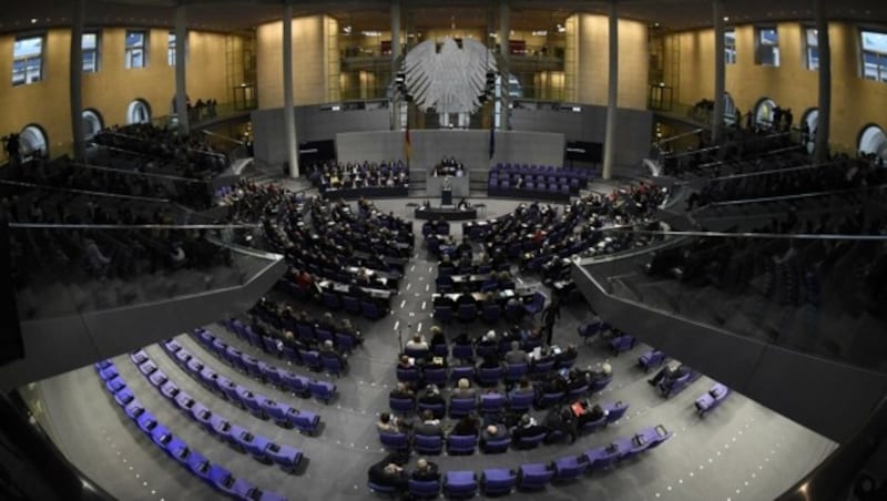 Macht der Deutsche Bundestag den Weg für schärfere Corona-Regeln frei? Merkel scheint so die Länder unter Druck setzen zu wollen. (Bild: APA/AFP/TOBIAS SCHWARZ)