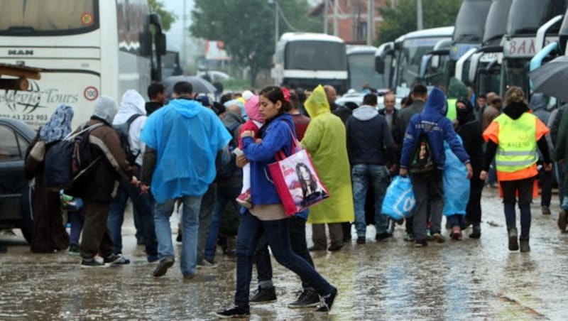 Flüchtlinge in der serbischen Stadt Presevo (Bild: APA/EPA/DJORDJE SAVIC)