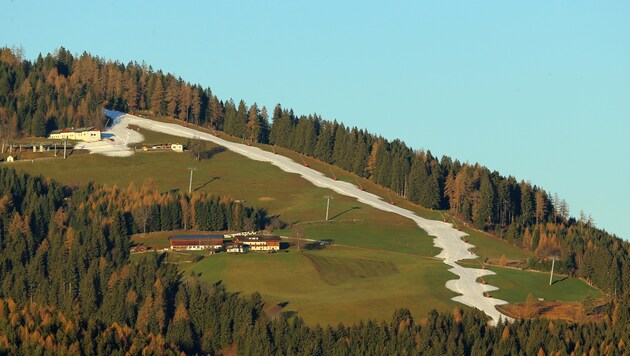 Skigebiet Mutterer Alm: Am Nockhof vorbei zieht sich nur mehr ein schmales weißes Band. (Bild: Christof Birbaumer)