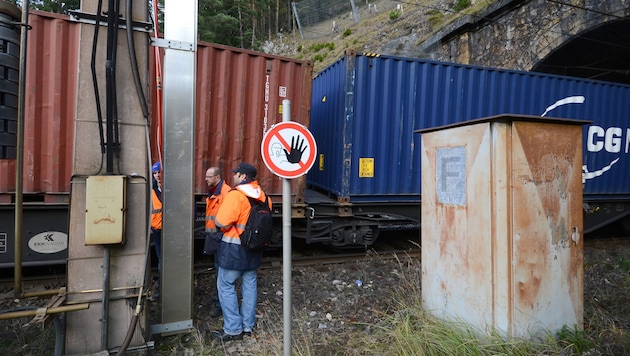 One carriage derailed at around 10.30 a.m. on Thursday, another had an axle jump off the rails. (Bild: APA/RAXMEDIA)