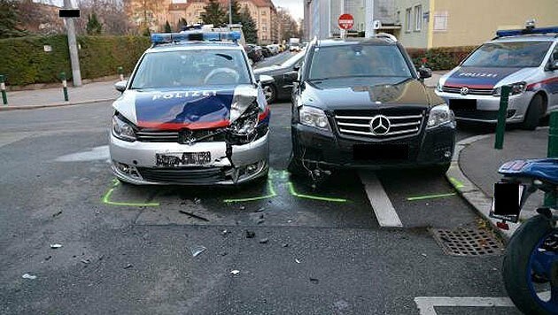 An den beiden Fahrzeugen entstand erheblicher Sachschaden. (Bild: LPD Wien)