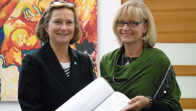 Übergabe der Petition von Rita Binder-Kazianschütz (rechts) an Landtagspräsidentin Bettina Vollath. (Bild: Binder)