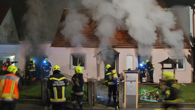 Die Flammen waren nach etwa 45 Minuten unter Kontrolle. (Bild: Herbert Wimmer/Pressestelle BFK Mödling)