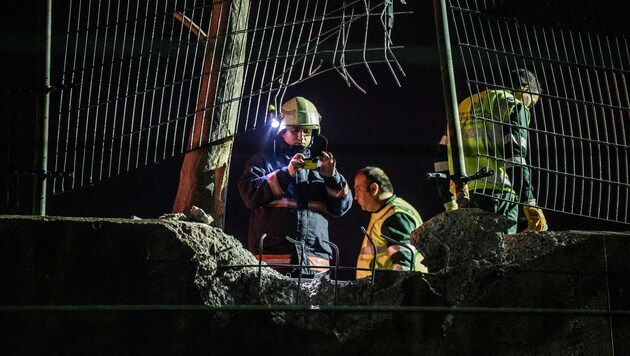 Forensiker untersuchen die Stelle, an der die Bombe explodierte. (Bild: APA/AFP/Ozan Kose)